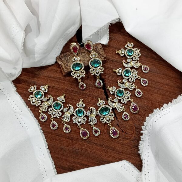 VICTORIAN PEACOCK NECKSET