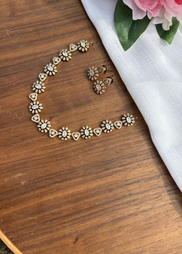 FLORAL NECKSET (WHITE)