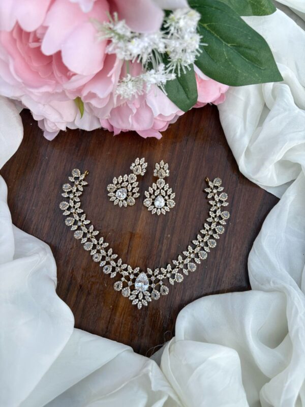 DIAMOND LOOKALIKE NECKSET (WHITE)