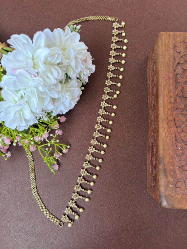FLORAL HIPCHAIN (WHITE)